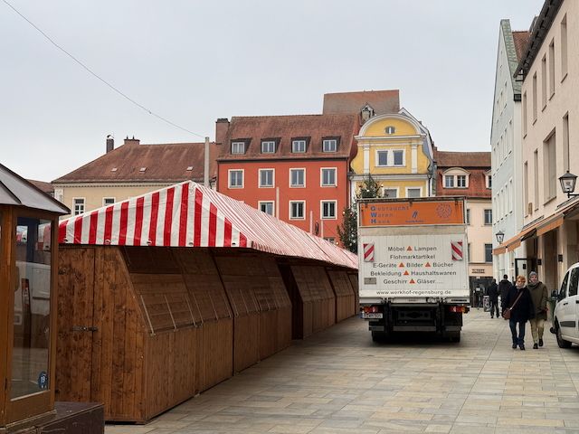 Auf dem Neupfarrplatz werden die ersten Buden schon geschmückt