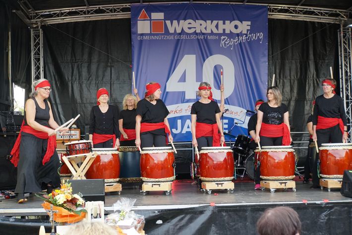 Die Taiko - Trommelgruppe von Dörthe Morokane trug zur musikalischen Untermalung bei