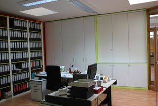 Büroschränke und Regalwand sind individuell für das Büro gefertigt worden.